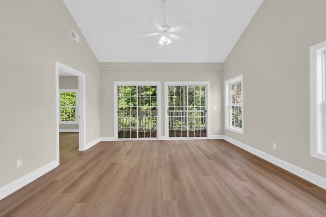 Building Photo - Beautifully renovated condo offering 3 Bed...