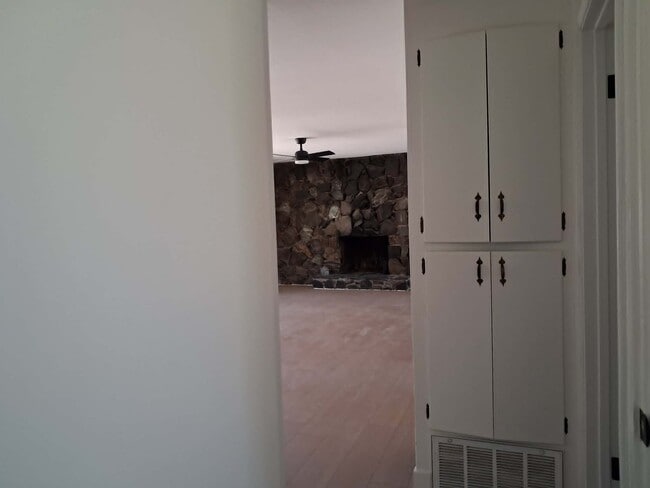 Building Photo - 49177 Chapel Hill Dr