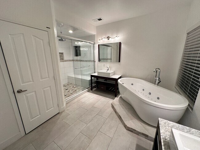 Building Photo - 5701 W Country Ave