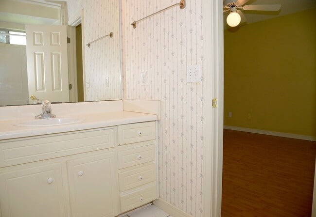 Building Photo - Central 3 Bedroom in Niceville!