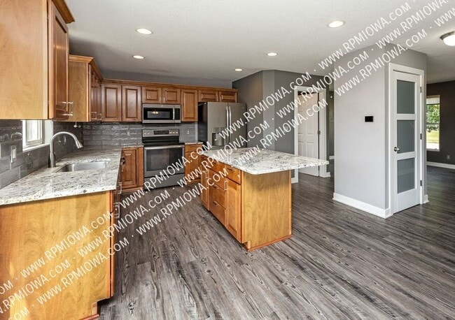 Building Photo - 900 SE Woodbine Dr