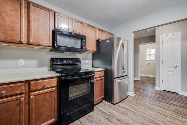 Building Photo - Charming 3BR Home/ Fenced Yard Convenient & Comfortable Living