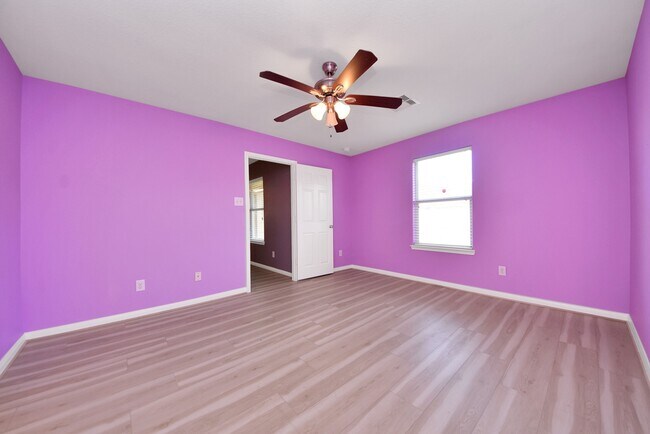 Building Photo - 2207 Golden Topaz Dr