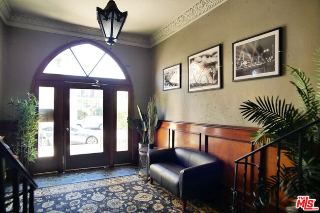 Building Photo - 611 Cloverdale Ave