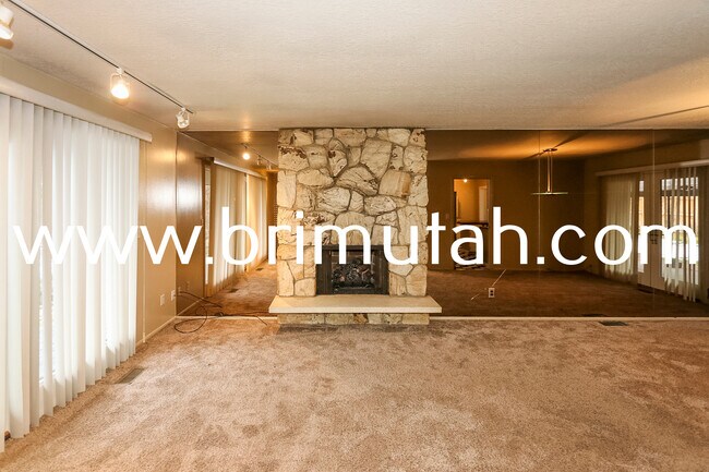 Building Photo - 4717 Naniloa Dr