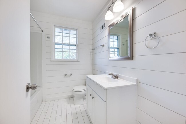 Building Photo - Amazing price for a rental in this area!