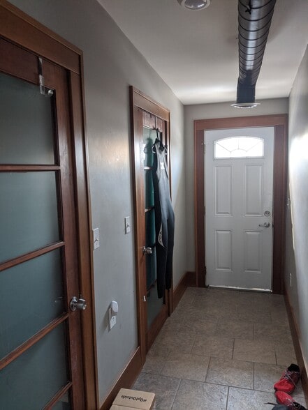 Rear entry with 2 closets - 3933 Trumbull St