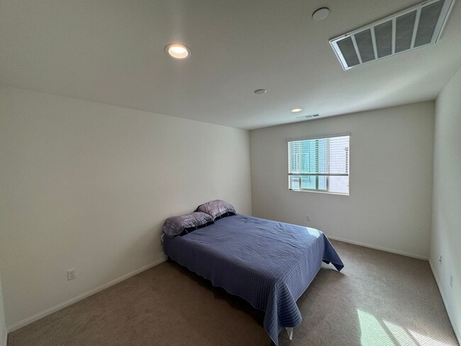 Building Photo - Beautiful 3-Bedroom Home in Vista – Modern...