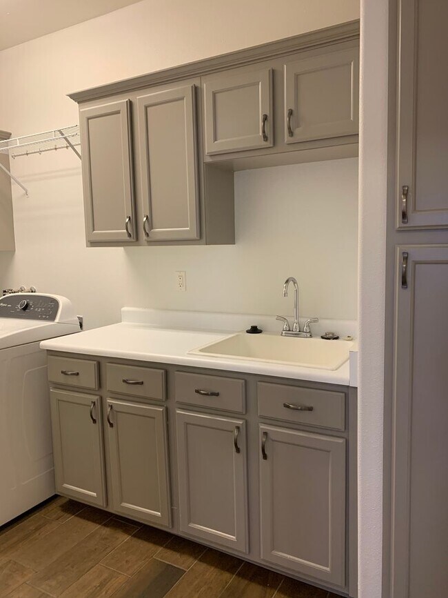 Building Photo - 2 Bedroom Condo In Guard Gated Summerlin C...