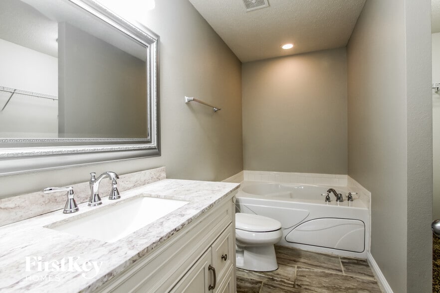 Building Photo - 529 Streamside Dr