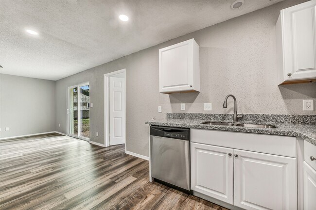 Building Photo - 405 Cherry St