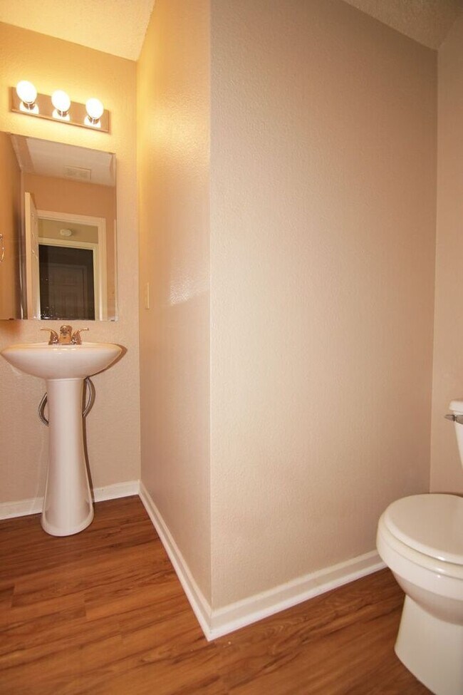 Building Photo - LOVELY 3 BEDROOM, 2.5 BATHROOM HOME IN DESIRABLE NOBLESVILLE!