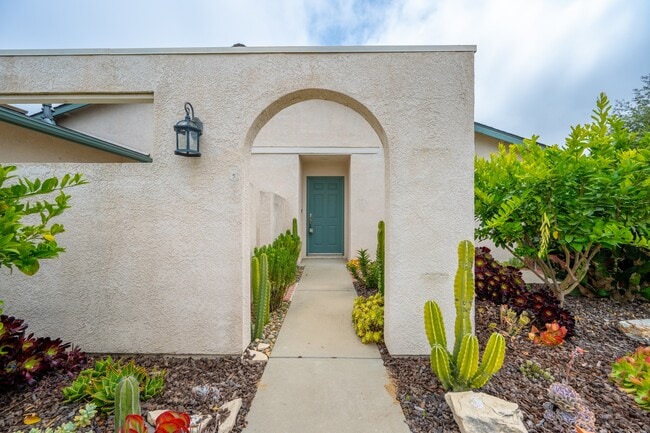 Building Photo - 885 Peregrine Ln