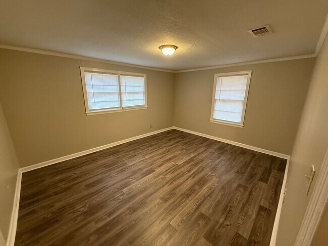 Building Photo - Spacious 3 Bedroom 1  Bath home with Appliance and Washer/Hookup.