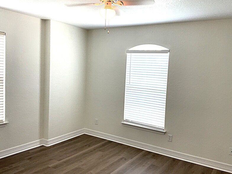 Building Photo - 736 Community Dr