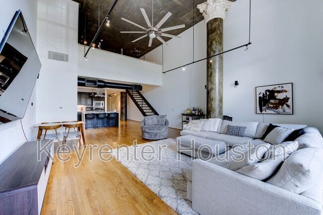 Building Photo - 1005 S Shepherd Dr