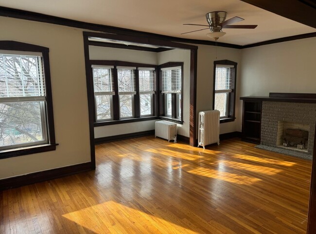 Building Photo - 806 Carpenter Ave