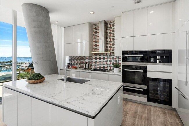 Building Photo - 2675 S Bayshore Dr