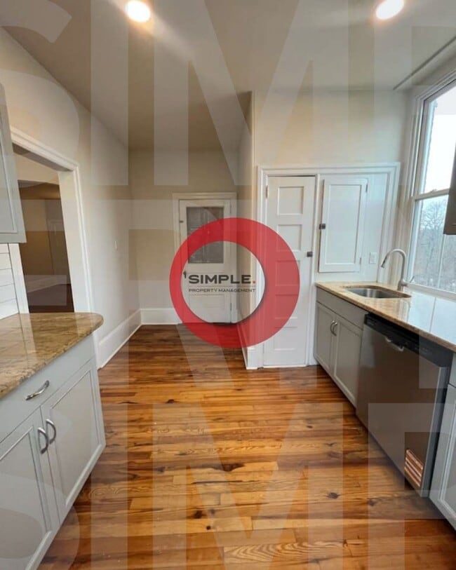 Building Photo - 556 Main St