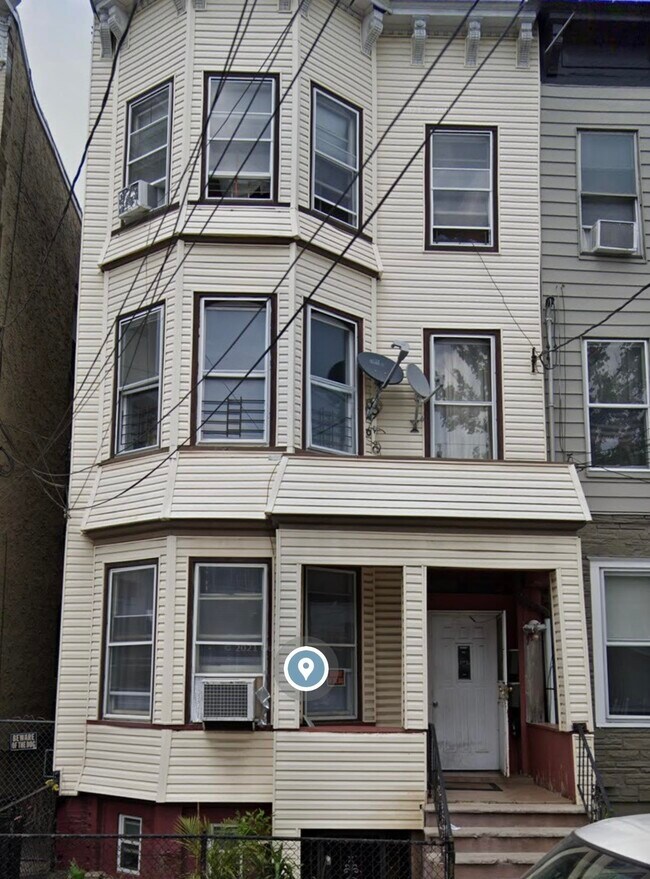 Building Photo - 52 Grace St