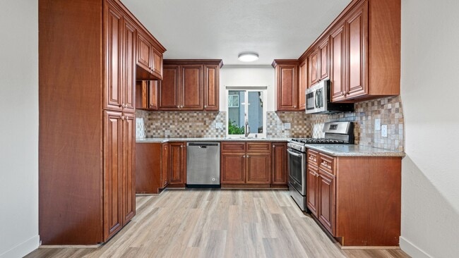 Building Photo - Spacious 3-Bedroom End Unit with Golf Cour...