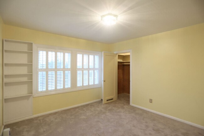 Building Photo - Spacious 2BR/1BA in Glen Park's Miraloma neighborhood, Shared Yard, Pets Considered, Garage (1 Ga...