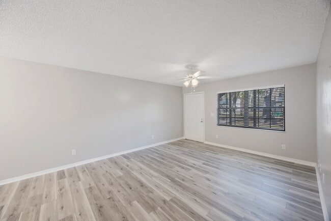 Building Photo - The Oaks at Safety Harbor 3 bedroom 2 bath