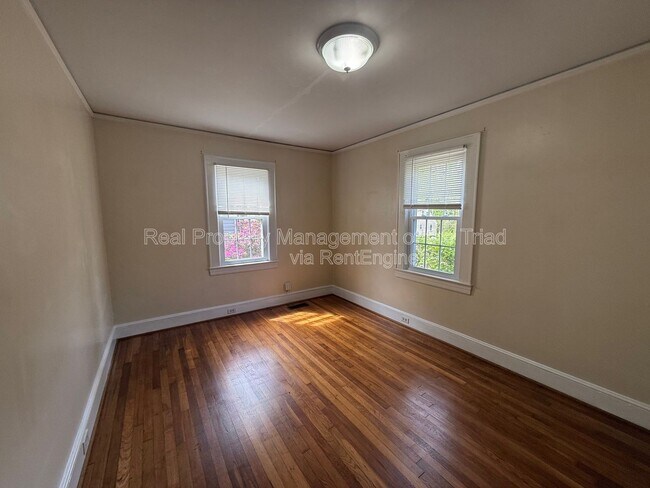 Building Photo - 801 Knollwood St