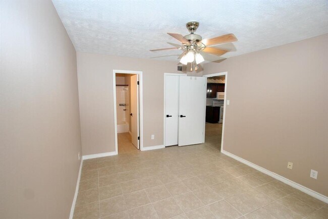 Building Photo - 17331 Red Oak Dr