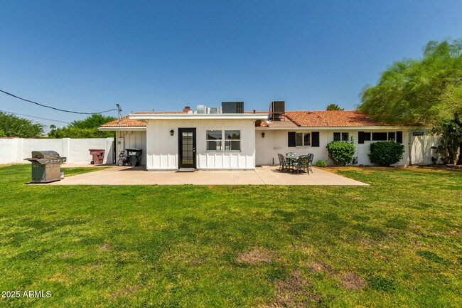 Building Photo - 6925 E Rancho Vista Dr