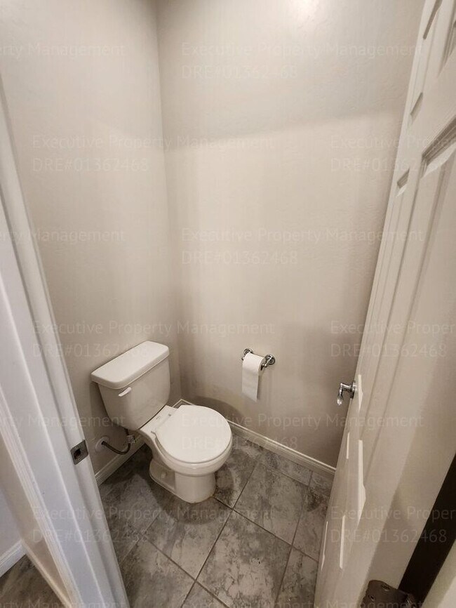 Building Photo - 3 bedroom/ 2 bathroom home located in a cu...