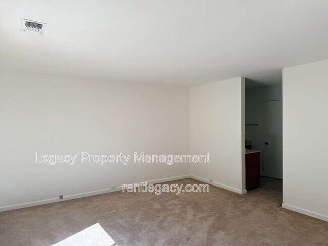 Building Photo - 255 Munroe St