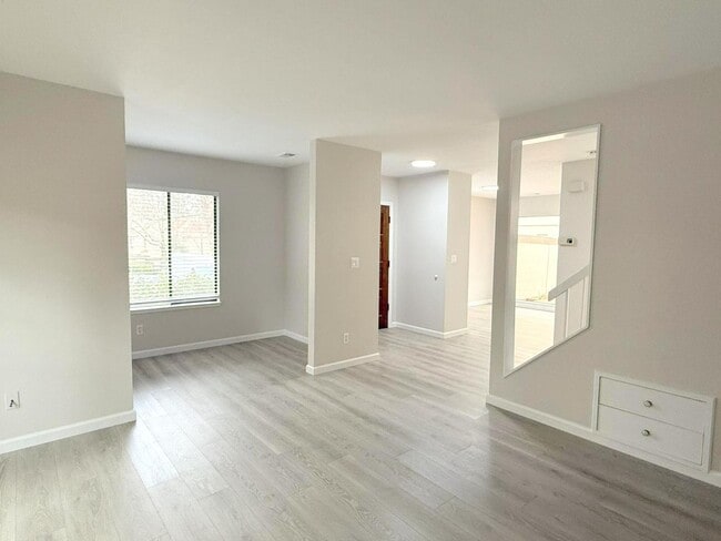 Building Photo - Excellent Location! Near BART, Downtown! Main Chance Estates Townhouse