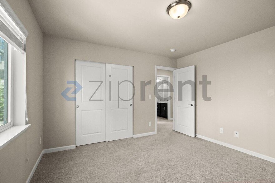 Building Photo - Unit