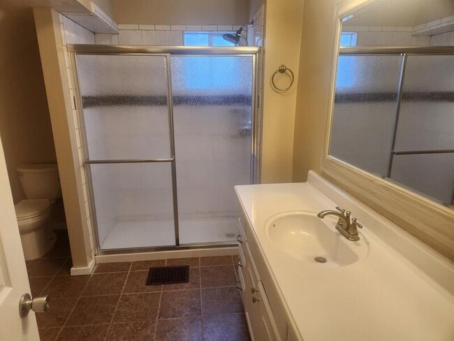 Building Photo - 801 N Gladstone Ave