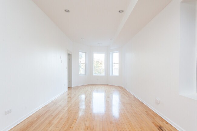 Building Photo - 944 N California Ave