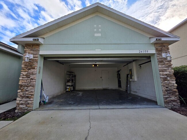 Building Photo - FOR RENT in Newberry 4 Bed, 2 bath corner home