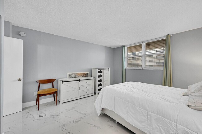 Building Photo - 1401 S Ocean Dr