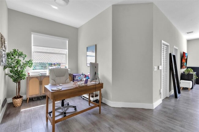 Building Photo - 4904 SW 166th Ave