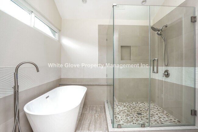 Building Photo - Beautifully Updated 3 bedroom Plus Loft and Office Woodbridge Home