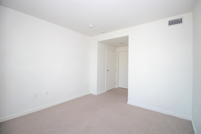 Building Photo - Luxurious 2BD/2BTH w/ Parking and Amazing ...