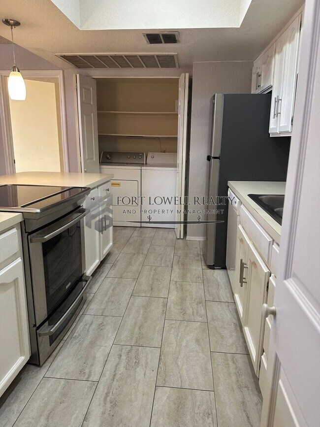 Building Photo - Spacious Remodeled 2 Bed/2Bath Condo!