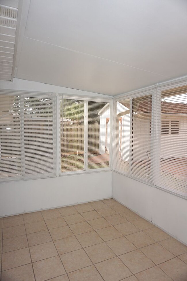 Building Photo - 3/2 with a Sunroom in Gulf Breeze, FL!!