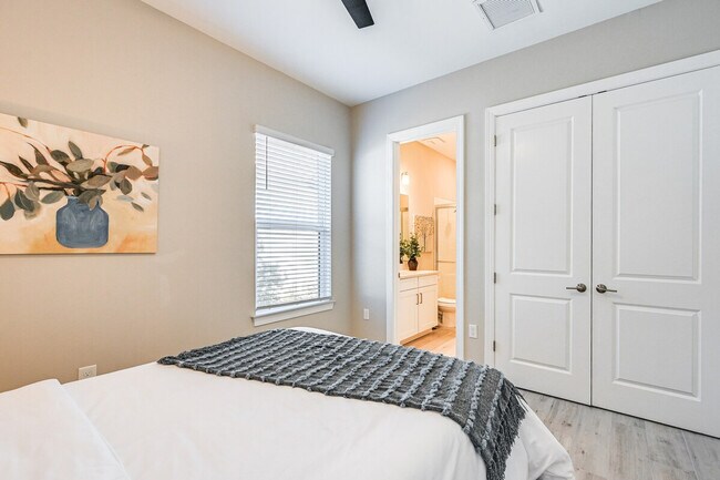 Building Photo - 15140 Pescara St