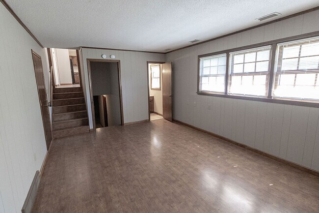 Building Photo - 306 W Briarwood Ln