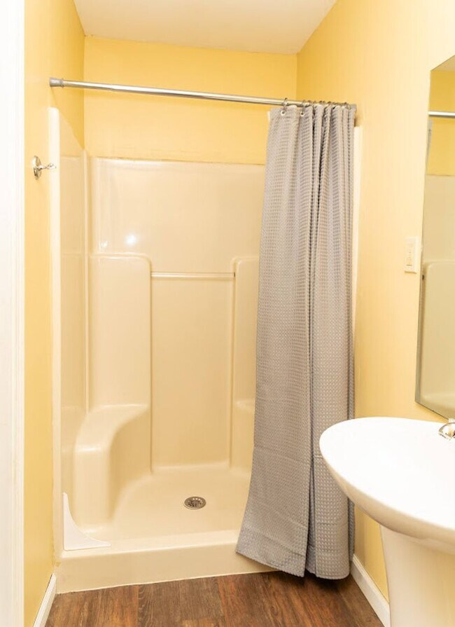 Building Photo - Budget Friendly!!