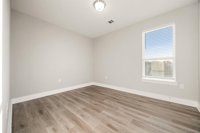 Building Photo - 1501 Roseburg Dr