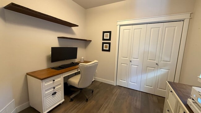 Building Photo - Furnished Ranch Style Condo W/Garage off Sand Lake/Kincaid. Must see. Available NOW!