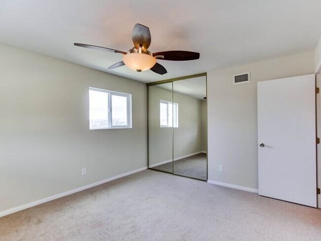Building Photo - Awesome Townhome w/ 3 bedroom