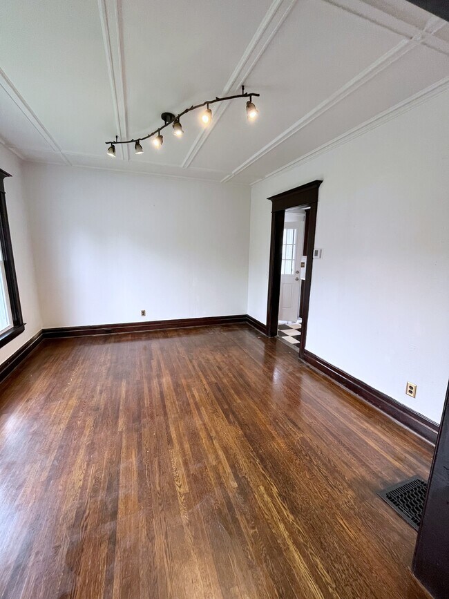 Building Photo - 1112 Salina St